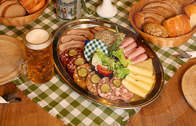 Bayerische Brotzeit im Gasthof zum Sonnenwald (In unseren gemütlichen Räumlichkeiten und im Biergarten verwöhnen wir Sie mit einer echten bayerischen Brotzeit.)