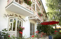 Hoteleingang vom Hotel St. Florian (Willkommen im Hotel St. Florian in Frauenau mitten im Bayerischen Wald.)