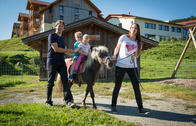 Ponyreiten Familienhotel Schreinerhof in Schönberg (Kinder vergnügen sich beim Ponyreiten.)